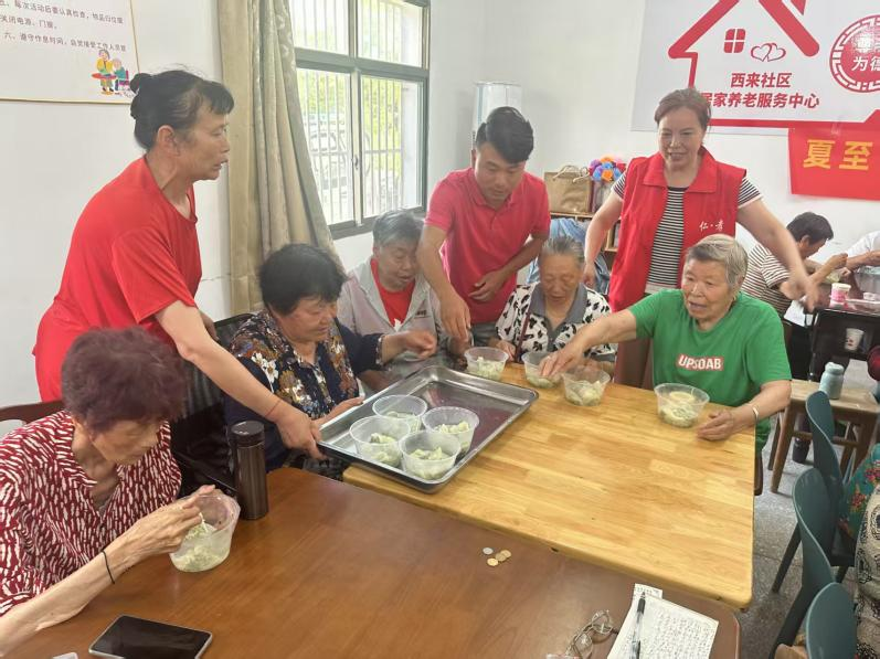 西来镇：夕阳照童颜 有艺更有情